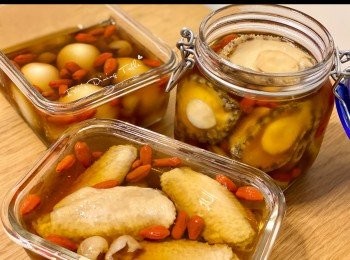 step12: 製作紹興花雕酒醉汁
- 杞子、桂圓和冰糖用150ml 熱水浸泡
- 放涼後，加入紹興花雕酒及糟鹵，倒入密實盒
- 分別放入鮑魚、<a href="https://bit.ly/3zHU5V3" target="_blank" data-keyword="雞翼" class="guide-link"><strong>雞翼</strong></a> <span style="display:inline-block;vertical-align:middle;margin-top:-3px;color:initial;border-radius:3px;padding:2px 3px;font-size:12px;line-height:14px;background:#87d300;color:#fff;">即買</span> 和溏心蛋，放入冰箱泡一晚即成，記緊所有汁液要蓋過<span class="group_1">食材</span>喔