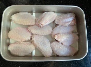 step1: <a href="https://bit.ly/3zHU5V3" target="_blank" data-keyword="雞翼" class="guide-link"><strong>雞翼</strong></a> <span style="display:inline-block;vertical-align:middle;margin-top:-3px;color:initial;border-radius:3px;padding:2px 3px;font-size:12px;line-height:14px;background:#87d300;color:#fff;">即買</span> 洗乾淨，加少少鹽在水中，放入<a href="https://bit.ly/3zHU5V3" target="_blank" data-keyword="雞翼" class="guide-link"><strong>雞翼</strong></a> <span style="display:inline-block;vertical-align:middle;margin-top:-3px;color:initial;border-radius:3px;padding:2px 3px;font-size:12px;line-height:14px;background:#87d300;color:#fff;">即買</span> 浸5分鐘