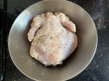 step3: 所有醃料抹勻春雞外面及裏面，放入雪櫃冷藏3小時以上