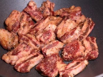 step1: 牛仔骨煎前醃30分鐘左右