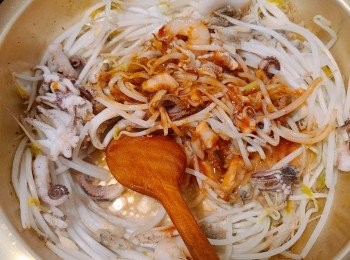 step5: 加入雜錦海鮮、真露、韓國辣椒醬和茄汁炒勻。