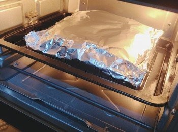 step4: 放焗爐中層先焗約40-50分鐘，出爐後用小碗盛起焗叉燒的汁，原汁原味，可蘸叉燒吃，味道一流。