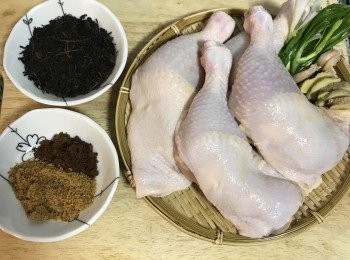 step1: 雞腿洗淨，將多餘的油剪掉，瀝乾；薑切片、蒜拍扁、蔥略拍；