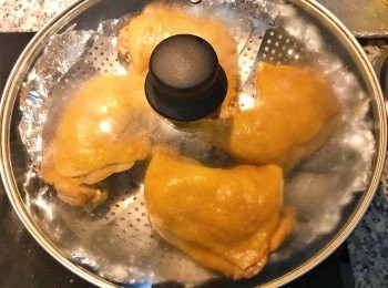 step11: 蓋鍋蓋，開中火，用廚房紙巾沾濕後蓋在鍋蓋上的通氣孔；