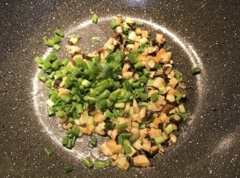 step6: 炒鍋燒熱放油，下蔥花、香菇和蝦米先炒香；
