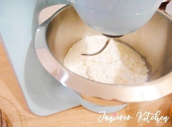 step1: 將廚師機開高速搓麵團15-20分鐘至有筋膜狀態，在最後5分鐘倒入葡萄乾。