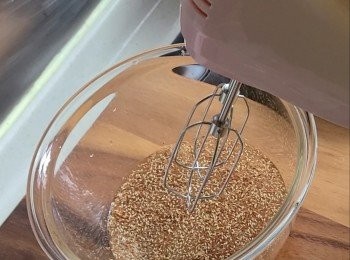 step2: 先將 10g的愛玉 和 400ml 的水（以自來水煮開過之冷開水即可。請勿用礦泉水、蒸餾水、過濾水、油質水及油質容器，否則失敗率很高。）放在容器內。