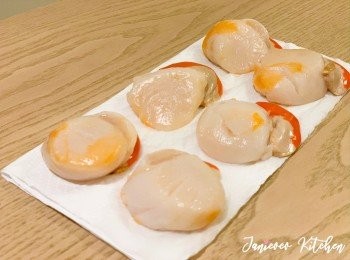 step1: 帶子洗淨，去除內臟，並用廚房紙吸乾水份。