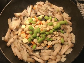 step5: 放入玉米筍、紅蘿蔔丁、毛豆略微拌炒；
