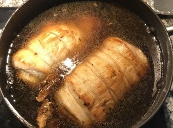 step10: 將醬汁倒入鍋裡，並加入足量的水，大火煮滾；