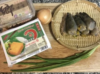 step1: 蝦頭剪去尖角，蝦鬚和蝦腳，並除去腸泥，洗淨備用。蔥洗淨。
