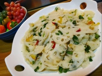 step3: 將已經拌勻<span class="group_2">調味汁</span>料的蓮藕放入雪櫃雪凍一晚會更入味