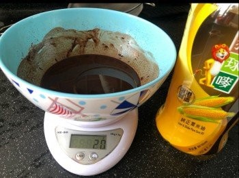 step2: 加入20克粟米油攪拌到完全融合