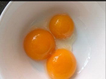 step8: 蛋黃用細碗裝就可以了