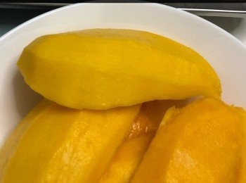 step4: 芒果切粒，加入椰漿水攪勻