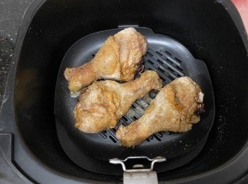 step5: 180度氣炸15分鐘，取出，將雞腿反轉，噴油，放入氣炸鍋，200度氣炸10分鐘。
灑上淮鹽及香草碎，趁熱享用