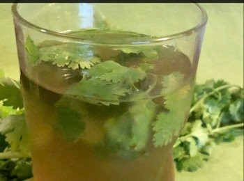 step4: 待冷卻過濾到一個乾淨的玻璃樽𥚃，存放在雪櫃內，這樣您可以於喜歡的時候飲，或加少許冰塊，令人精神一振。若能堅持喝一段時間，對身體是極之有益。

附註：
1）芫茜汁用攪拌機攪成汁，味道
       濃。
2）芫茜水是以清水煲來飲（熱飲         
       或涷飮皆而）。




想知道我更多食譜，可去我 Facebook 專頁。

https://www.facebook.com/pg/yummiecook/posts/