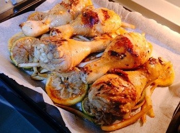 step6: 預熱焗爐200度，先將<span class="group_2">醃料</span>放上已鋪上焗爐紙的焗盤上，再放上已煎封的雞下髀焗約20分鐘/至熟透。