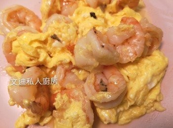 step2: 蛋加入鹽和鮮奶發勻，用油燒熱隻鑊加入蛋液，鑊剷推動蛋液，有少少凝固蝦回鑊，當蛋液有7成凝固熄火，加入黑松露略炒即完成。