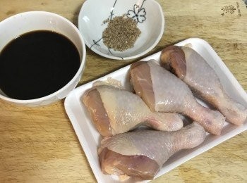 step1: 棒棒腿洗淨擦乾；醬汁調好拌勻；