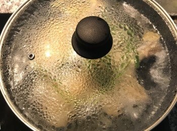 step6: 蓋鍋蓋轉小火煮10分鐘後，再關火泡10分鐘；
煮雞腿的水可以濾掉辛香料留起來當高湯喔～