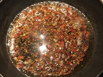 step13: 轉小火後下醬油、糖、鹽、醋煮滾，可用湯匙舀點醬試味道調整；