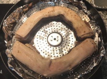 step10: 將醃好的鹹豬肉沖洗一下,除去表面的鹽、胡椒粒和花椒，擺放在煙燻的架子上；