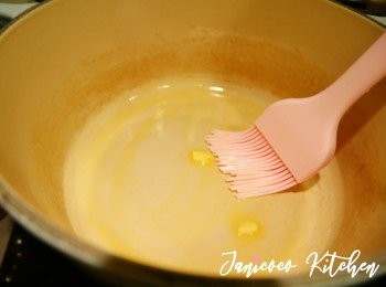 step2: 將牛油熱溶，塗滿鑄鐵鍋內層。