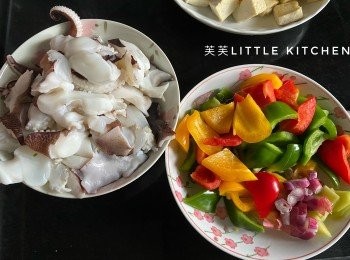 step1: 彩椒洗淨後切塊，蒜頭剁成蒜蓉，乾蔥切片備用。