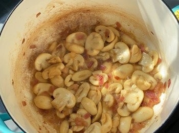 step2: 熱油後放入洋蔥碎炒軟，再倒入蘑菇及牛油，炒至蘑菇軟身。