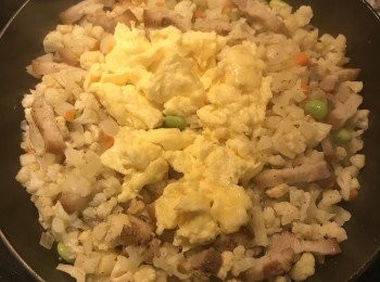 step9: 開鍋蓋試吃鹹度做調整，並放入炒蛋拌炒均勻；