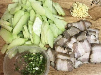 step1: 佛手瓜去皮後，一切為四，去籽後斜切成微有厚度的片狀；蒜頭切末；鹹豬肉切薄片；蔥洗淨切花。
煙燻鹹豬肉連結：https://cook1cook.com/recipe/38117