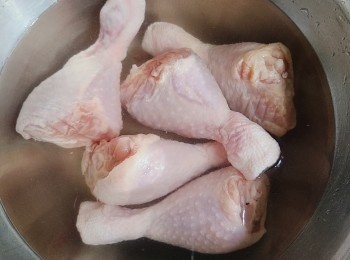 step1: 雞下髀解凍後用淡鹽水浸約咗20分鐘（剔除雪味)