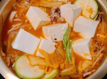 step7: 隨即注入水煮滾，再放入豆腐和翠肉瓜煮約5-8分鐘。