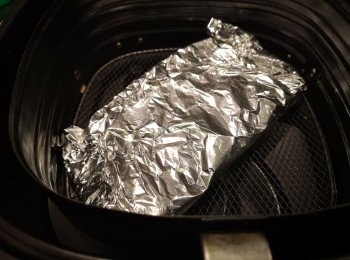 step2: 放入空氣炸鍋，溫度設180度時間23分鐘，時間視乎厚度。（一般超市新鮮包好一份份和數字屋腩肉都大約25分鐘內完成。）