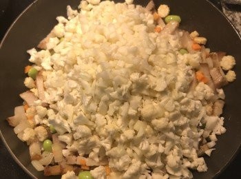step6: 倒入切碎的花椰菜；