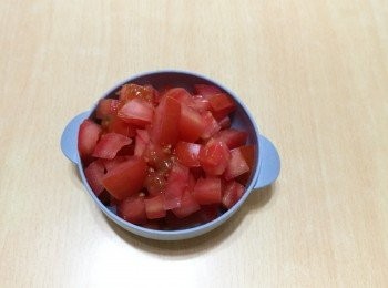 step1: 把番茄、洋蔥和蒜頭切粒。
