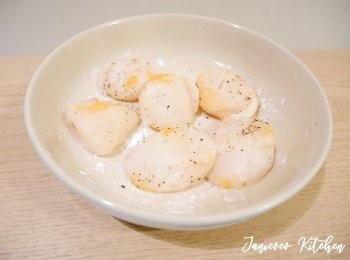 step2: 帶子用粟粉，鹽和黑胡椒醃15分鐘。