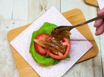 step9: 漢堡包上放上生菜、蕃茄、洋蔥絲。
