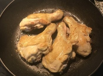 step4: 煎到雞皮上色，翻面將雞腿有劃刀那面也煎一下；