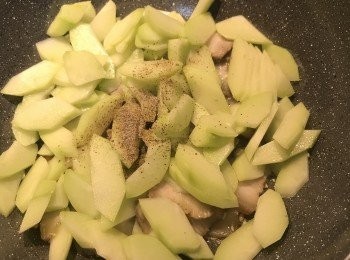step4: 下佛手瓜、鹽和黑胡椒粉拌炒均勻；下少許水，