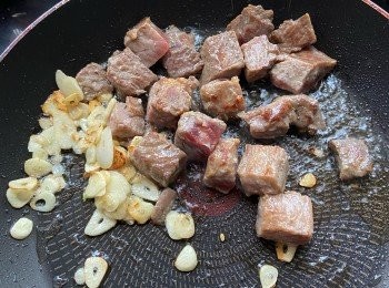 step3: 待牛柳粒煎熟後，加入適量黑椒炒勻即可