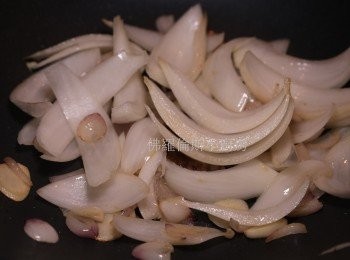 step4: 再加洋蔥炒軟 + 少許鹽