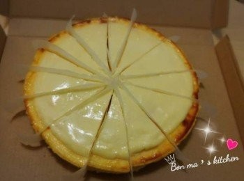 step2: 放上焗盤 加小許水
芝士模蓋上一塊錫紙，用已預熱200度焗爐，焗20mins，後轉180度焗40mins 完成