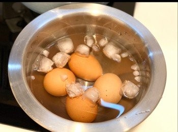 step8: 取出雞蛋，放入冰水冷卻後剝殻