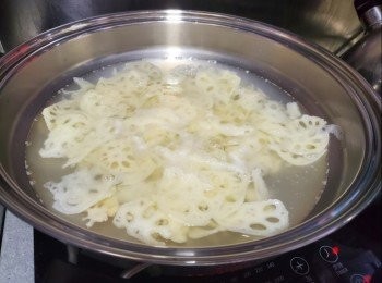 step1: 蓮藕洗淨後切薄片，浸水，水中加1湯匙白醋防蓮藕氧化變黑，再煮滾一鍋水，將蓮藕取出煮約3分鐘，取出隔去水份灘凍備用