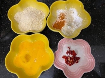 step2: 辣椒仔切粒，
生粉、蒜鹽、辣椒粉撈勻，
雞蛋打散
