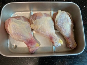step1: 雞腿洗乾淨，抹乾水份，在雞腿背面𠝹兩下