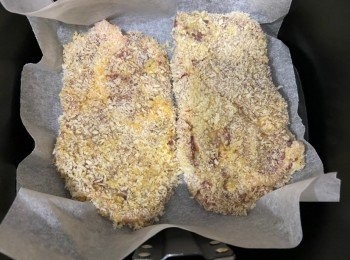 step4: 將牛油紙放在煎盤上，噴油，豬扒排放在上面，200 度氣炸10分鐘