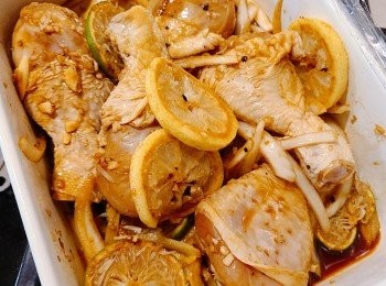 step4: 青和黃檸檬片盡量捽出汁液去醃。